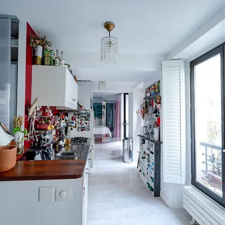 Magnificent Close To Republique *